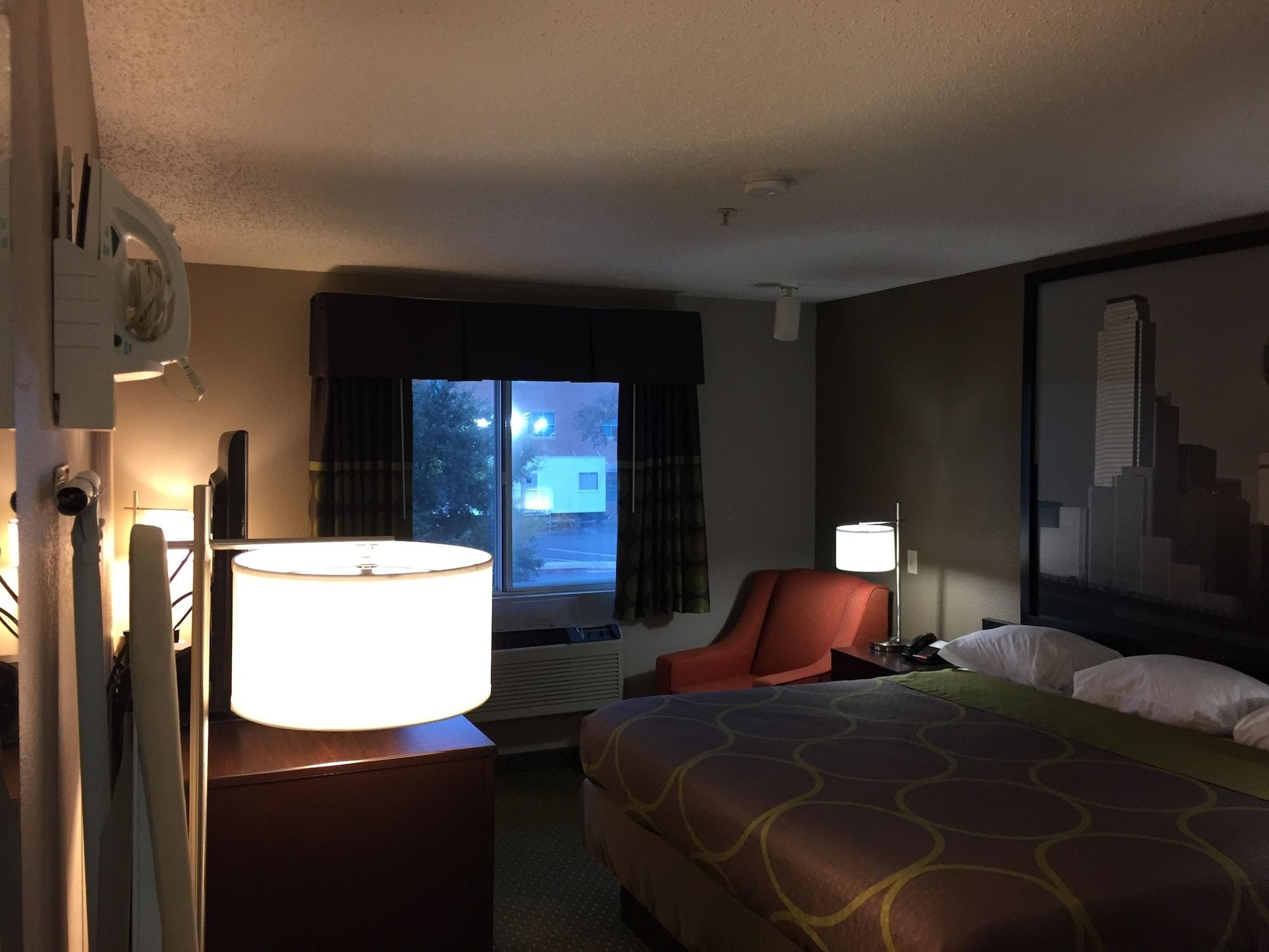 Super 8 By Wyndham Bedford Dfw Airport West Motel Eksteriør billede